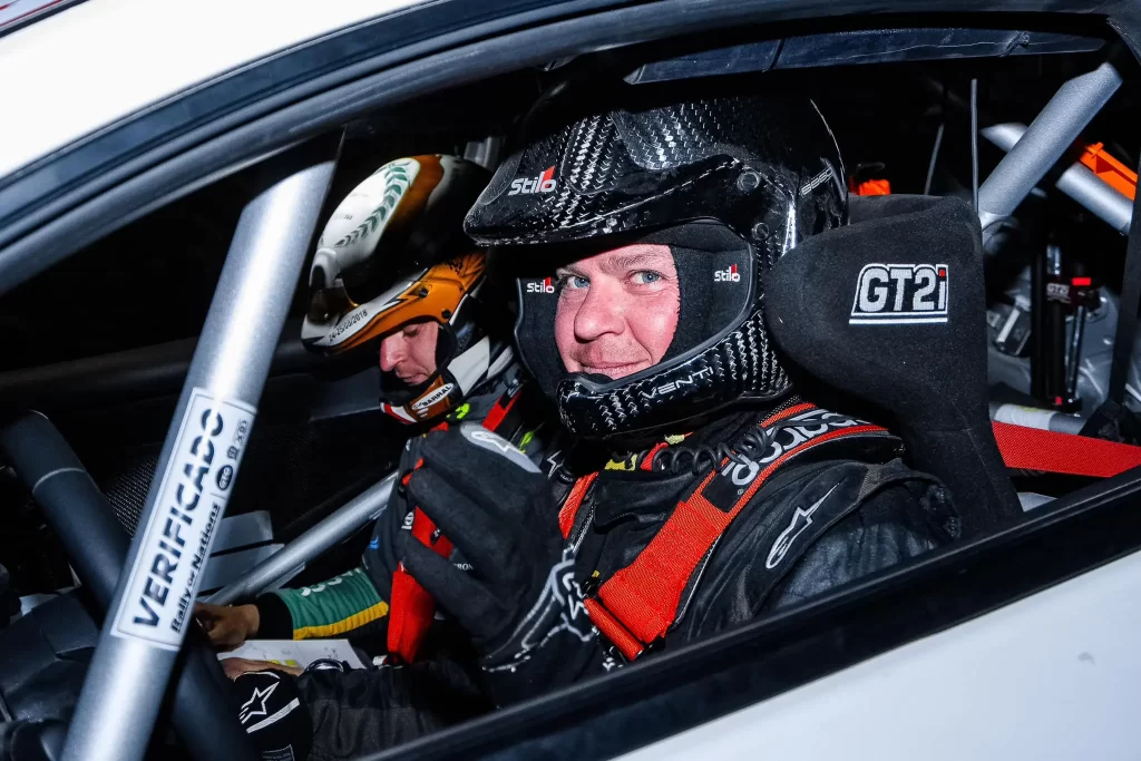 Joel Levac et un coéquipier dans leur voiture de course, plan sur leurs visages